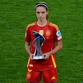 Aitana posa con el premio de mejor jugadora de la Eurocopa.
