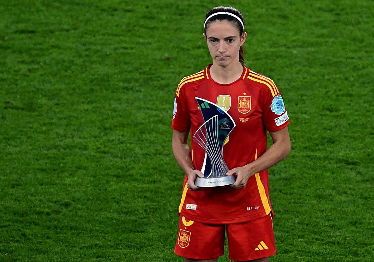 Aitana posa con el premio de mejor jugadora de la Eurocopa.