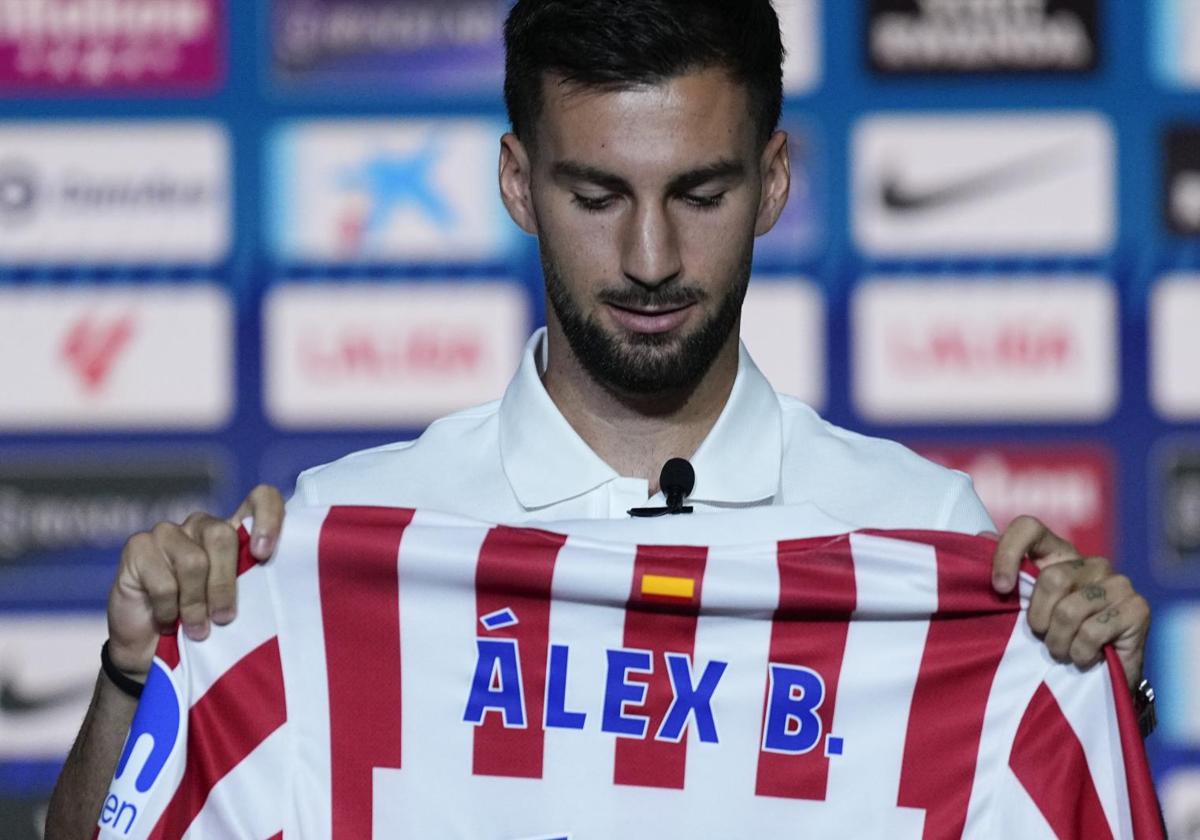 Álex Baena poses with his jersey during his presentation as an Atlético player.