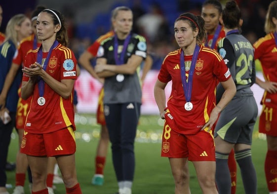 Mariona Caldentey y Aitana Bonmatí aplauden a las jugadoras inglesas que reciben el premio.