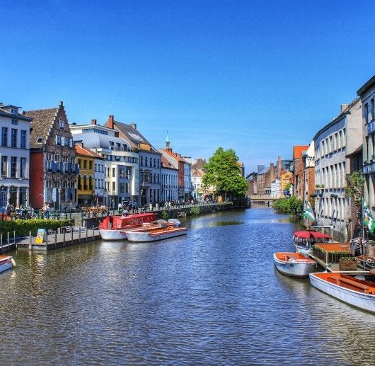 Mucho mejor que Ámsterdam para visitar en verano: esta ciudad de Bélgica tiene canales, palacios medievales y casa de colores