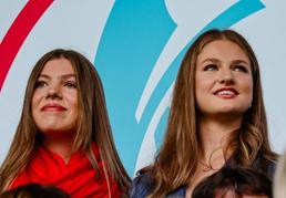 Lo que no se vio de Leonor y Sofía en la Eurocopa: un momento "raro", un diálogo de besugos y una bufanda roja en pleno julio