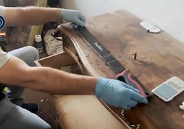 Machete encontrado en uno de los domicilios registrados.