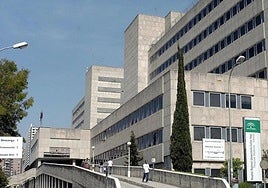 La mujer fue trasladada al centro de salud de Coín, desde el que fue derivada al Hospital Materno Infantil de Málaga.