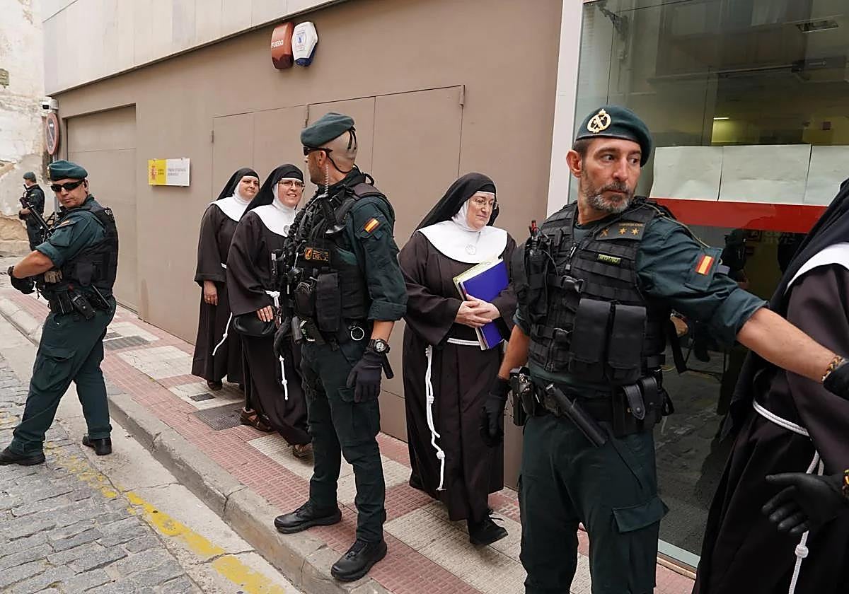 Las monjas, a su llegada al juzgado.
