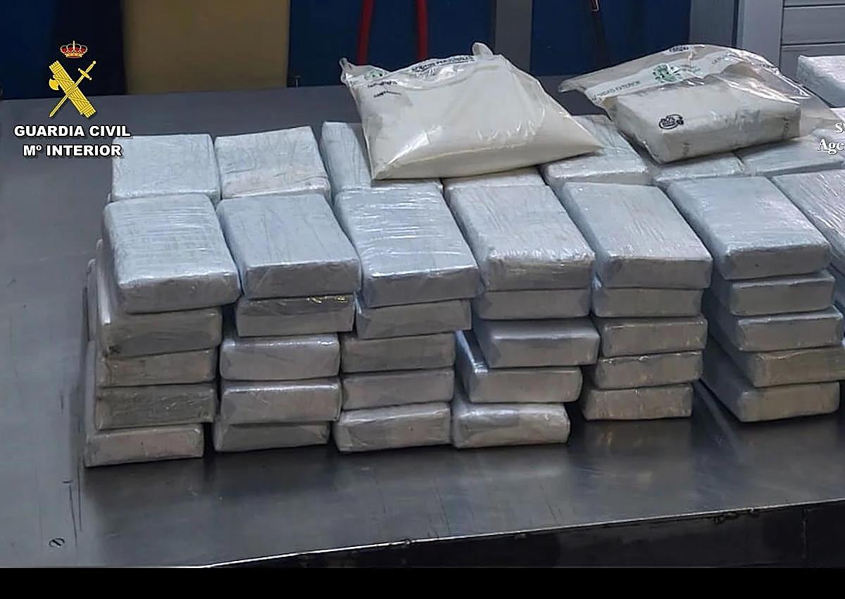 Imagen secundaria 1 - Detienen a un buzo cuando intentaba extraer cocaína de un buque en el puerto de Las Palmas de Gran Canaria