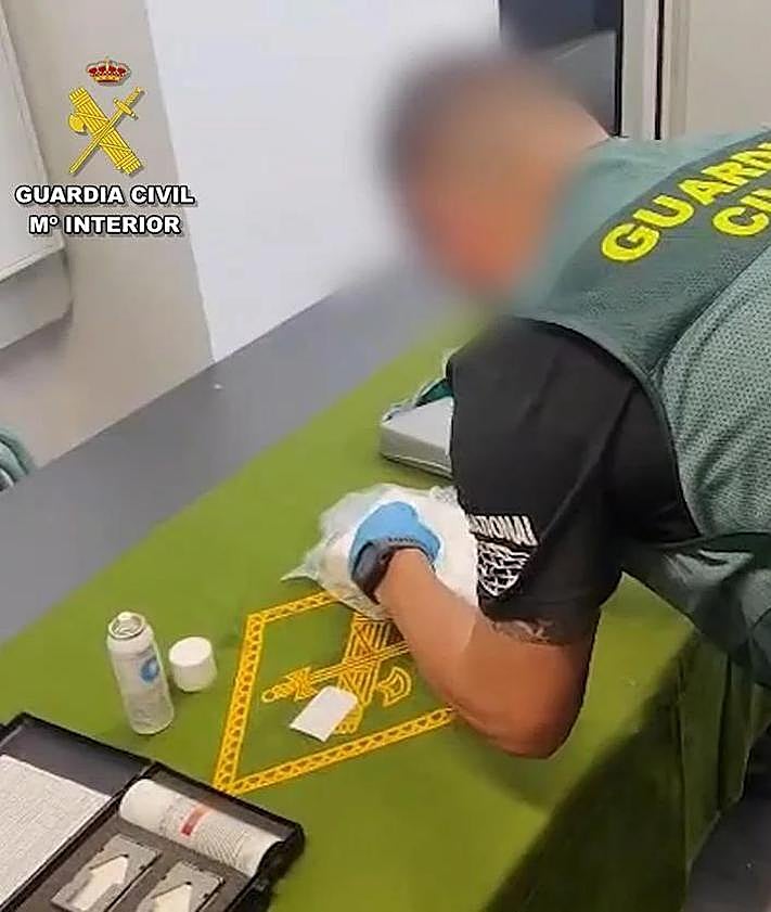 Imagen secundaria 2 - Detienen a un buzo cuando intentaba extraer cocaína de un buque en el puerto de Las Palmas de Gran Canaria