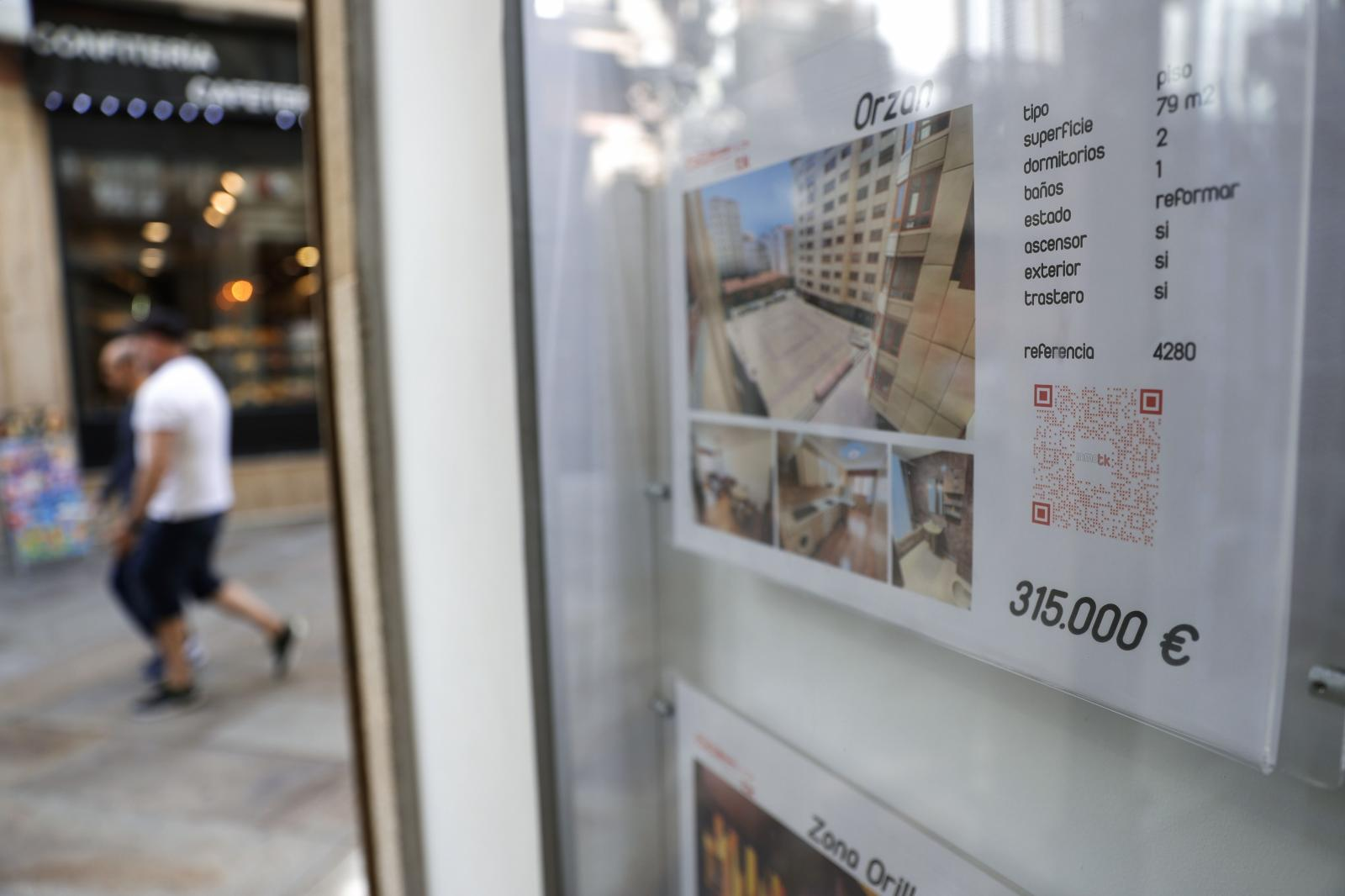 Anuncios de viviendas en venta y alquiler en una inmobiliaria de A Coruña