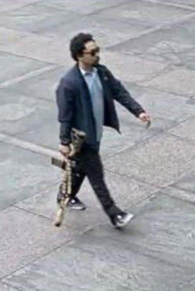 Una cámara del rascacielos captó la última imagen vivo de Shane Devon Tamura cuando caminaba armado hacia el vestíbulo.