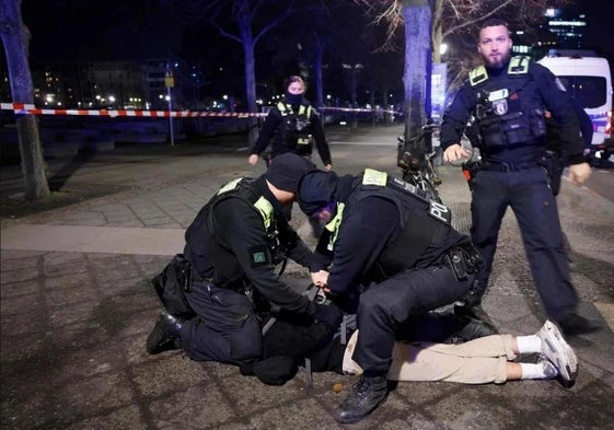 El momento de la detención del joven sirio tras perpetrar el ataque en el Memorial del Holocausto en Berlín.