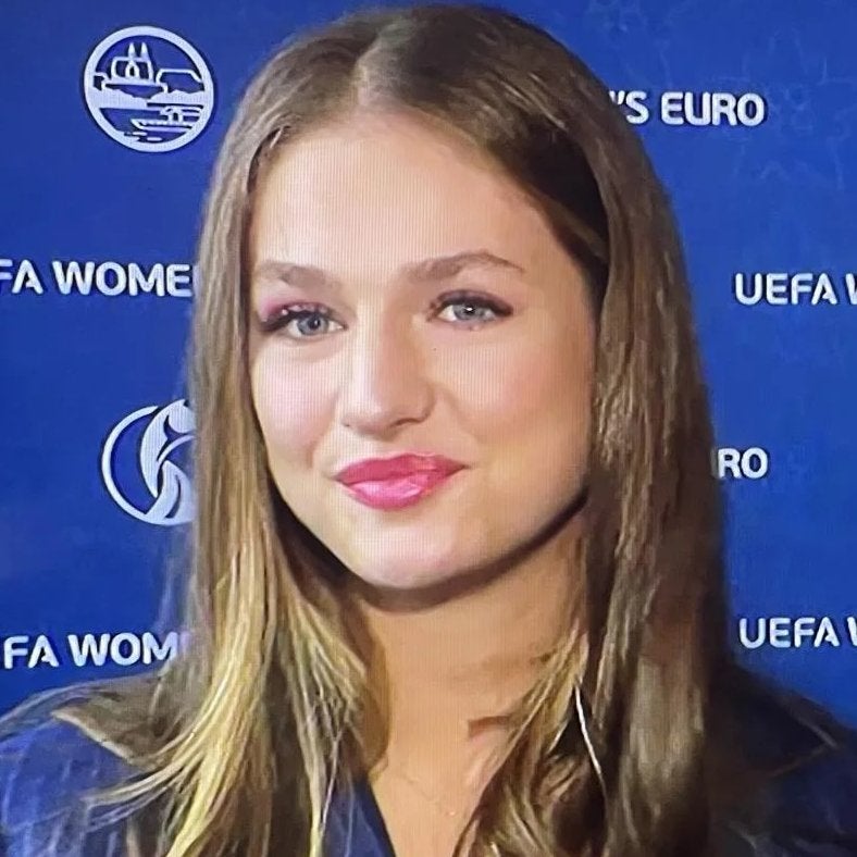 Leonor, guapísima y muy adulta, elige una blazer azul de rayas para animar a la Selección Femenina en la final de la Eurocopa