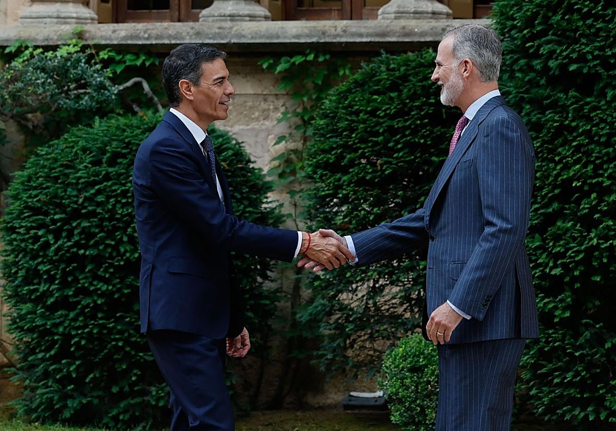 El Rey recibe al presidente del Gobierno, Pedro Sánchez, en el Palacio de Marivent, en Palma de Mallorca.