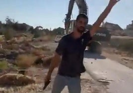Yinon Levi , empuñando el arma que ha usado en el tiroteo