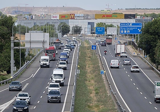 Qué significa la nueva señal '2+' que hay en la carreteras españolas y qué multa pueden poner a los conductores por no cumplirla