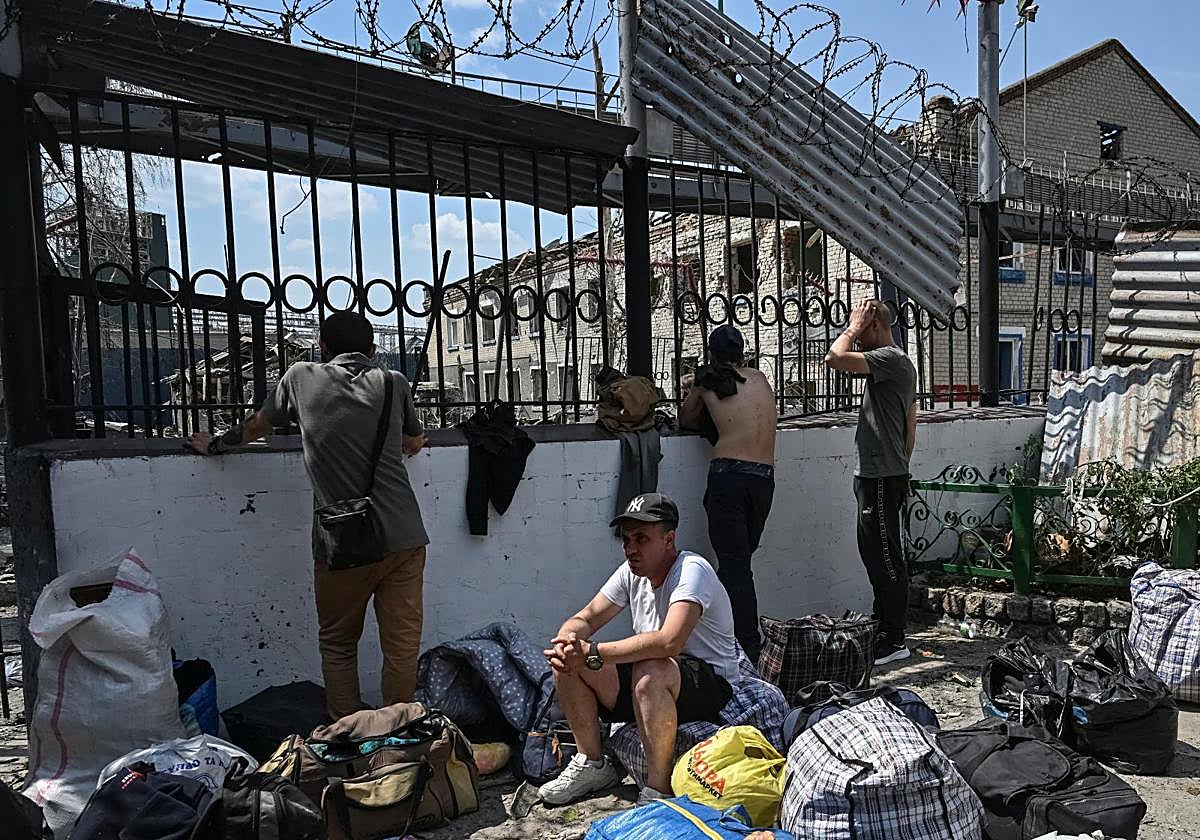 Reclusos de la prisión de Belenkivska, en la región de Zaporiyia, observan los daños causados por el bombardeo ruso.