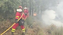 Efectivos de la UME trabajan en el incendio.