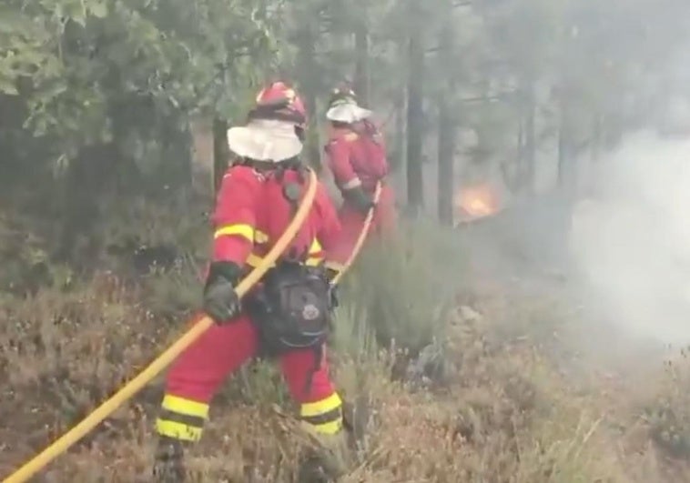 Efectivos de la UME trabajan en el incendio.