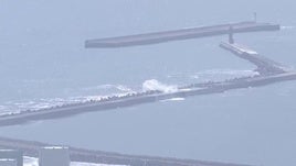 Una ola del tsunami golpea un muro de contención en la isla japonesa de Hokkaido.