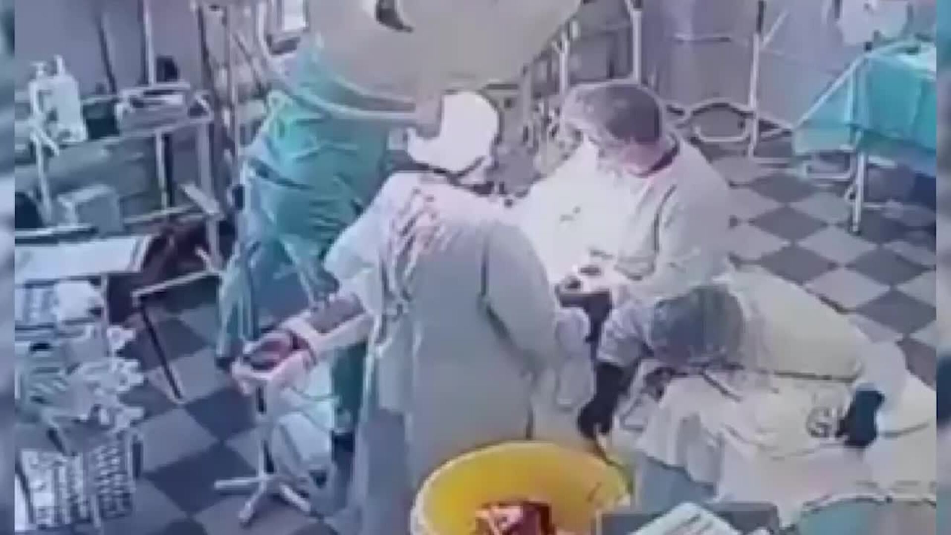 Impresionantes imágenes de unos médicos rusos operando durante el megaterremoto