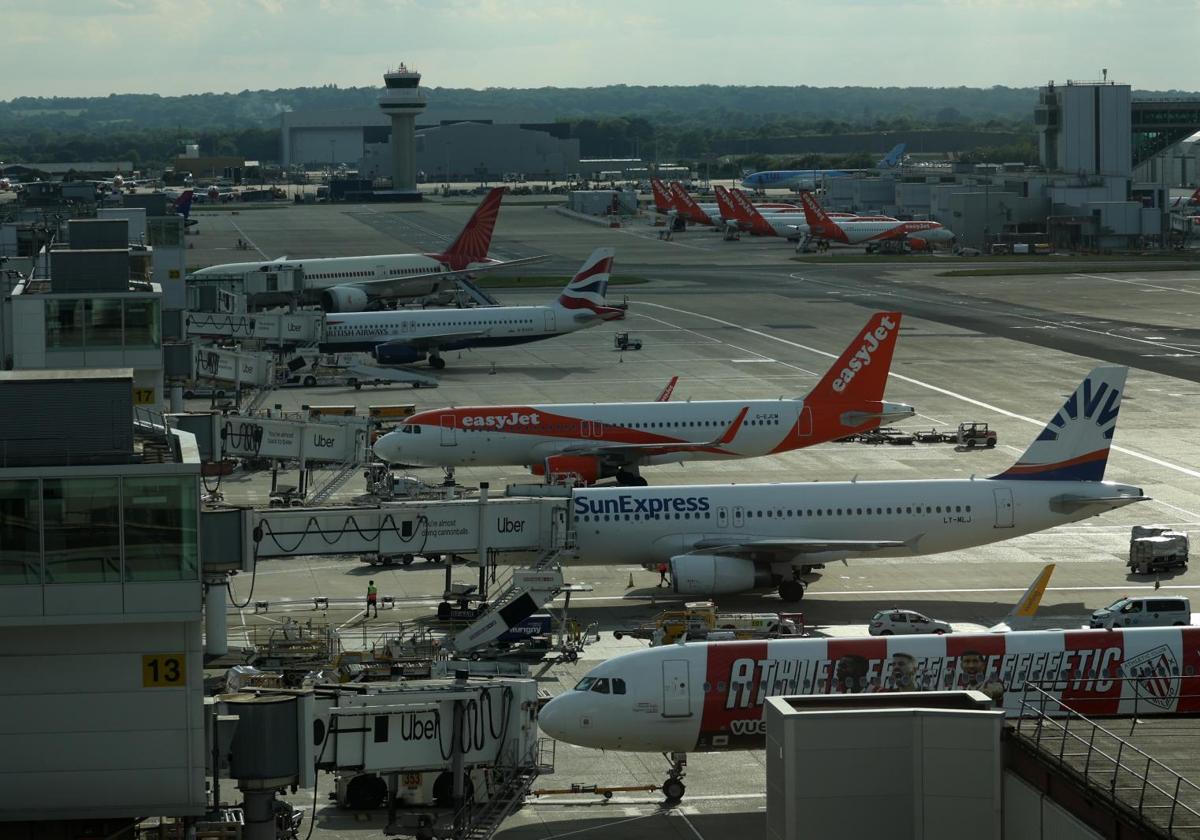 Aviones aguardan en la pista del aeropuerto de Gatwick a la reanudación de los vuelos.