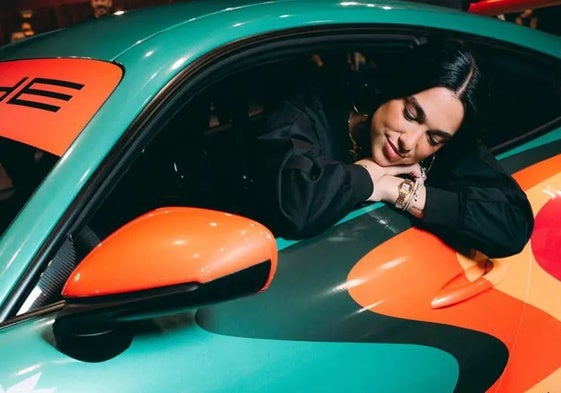 Dua Lipa en el coche que saldrá a subasta.