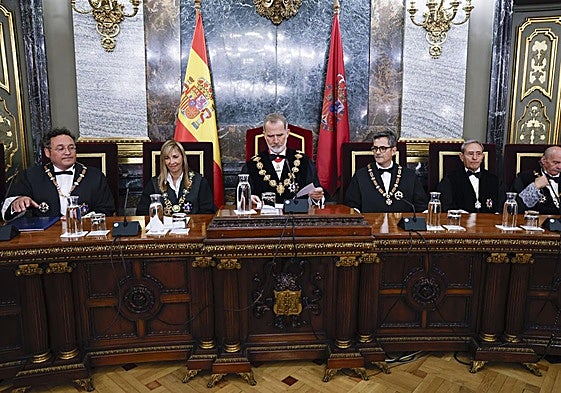 Felipe VI junto al fiscal general del Estado, Álvaro García Ortiz, y el ministro de Justicia, Félix Bolaños.