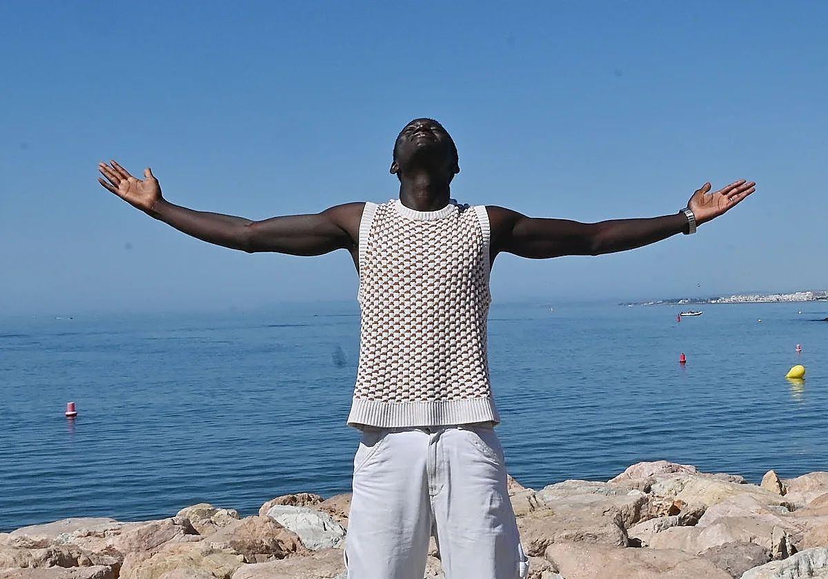 El joven Cheikh Kane trabaja como modelo y relaciones públicas y ayuda cada mes a su familia en Senegal.