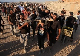 Palestinos con heridos y ayuda humanitaria, este miércoles en Gaza.