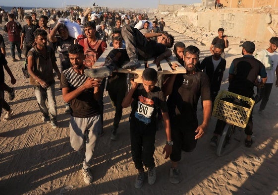 Palestinos con heridos y ayuda humanitaria, este miércoles en Gaza.