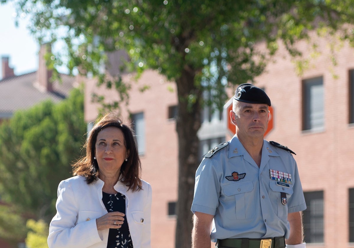 Robles asiste al homenaje a los caídos en honor de los caballeros legionarios paracaidistas fallecidos