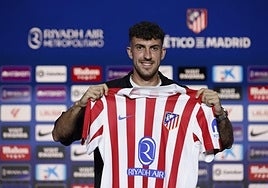 Ruggeri luce con alegría la camiseta del Atleti durante su presentación.