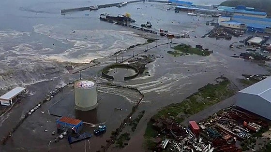 Un tsunami generado por un megaterremoto en Rusia siembra el miedo en todo el Pacífico