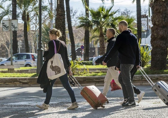 Turistas con sus maletas.