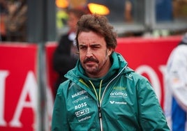 El piloto de Aston Martin Fernando Alonso pasea por el padock del GP de Bélgica.