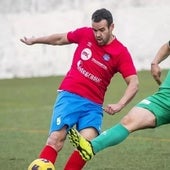 Juan Antonio Pérez Rodríguez, de rojo, era el capitán de la UD Guarromán.