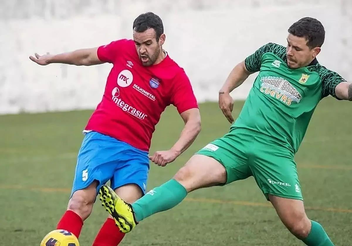 Juan Antonio Pérez Rodríguez, de rojo, era el capitán de la UD Guarromán.