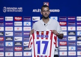 El eslovaco David Hancko posa con la camiseta del Atlético.
