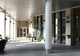 Una persona ante el portal del barrio donostiarra de Igara donde se ubica la cooperativa que fundaron Antxon y Koldo