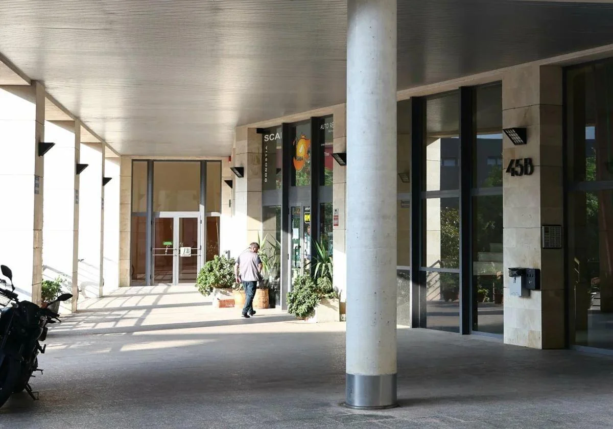 Una persona ante el portal del barrio donostiarra de Igara donde se ubica la cooperativa que fundaron Antxon y Koldo