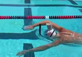 Ledecky, con el vaso de leche chocolateada en la cabeza.
