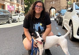 Cristina, con 'Mate', ante las Torres de Quart de Valencia.