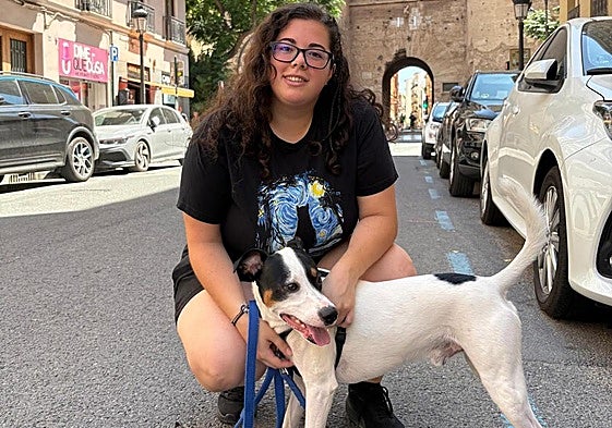 Cristina, con 'Mate', ante las Torres de Quart de Valencia.