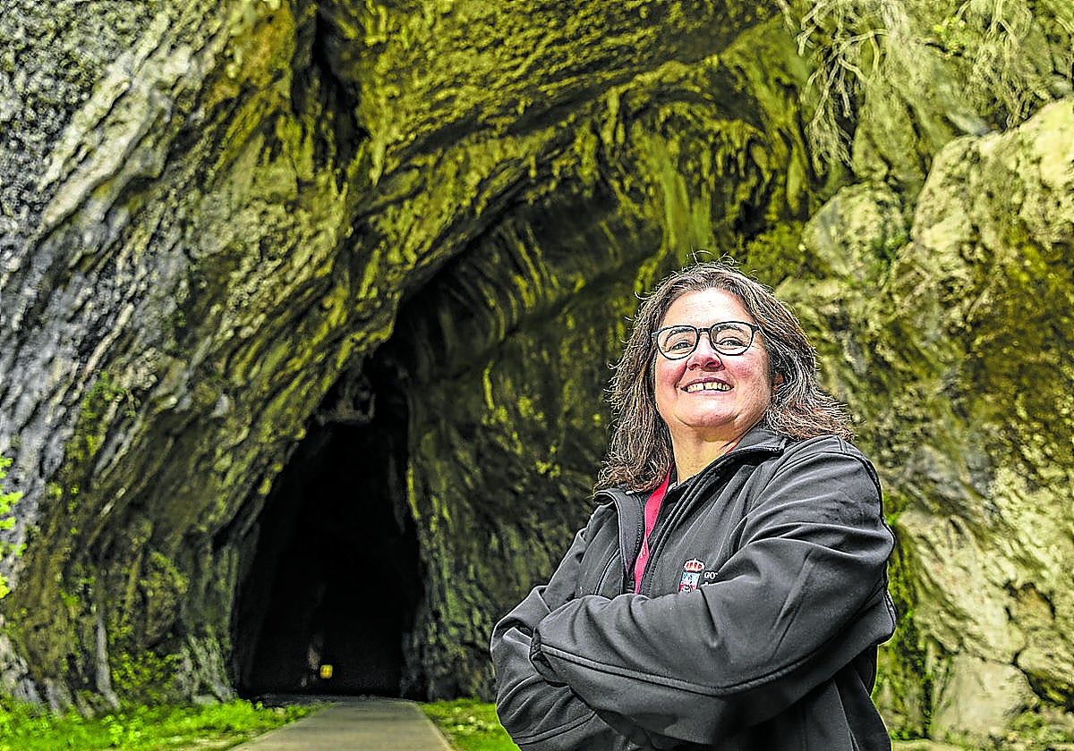 Victoria Eguizábal aguarda sonriente a su próximo grupo de visitantes.
