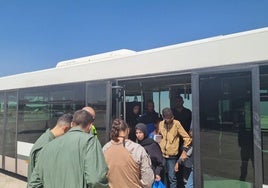 Evacuación de los pacientes menores de edad con sus familias, en Gaza, este jueves.