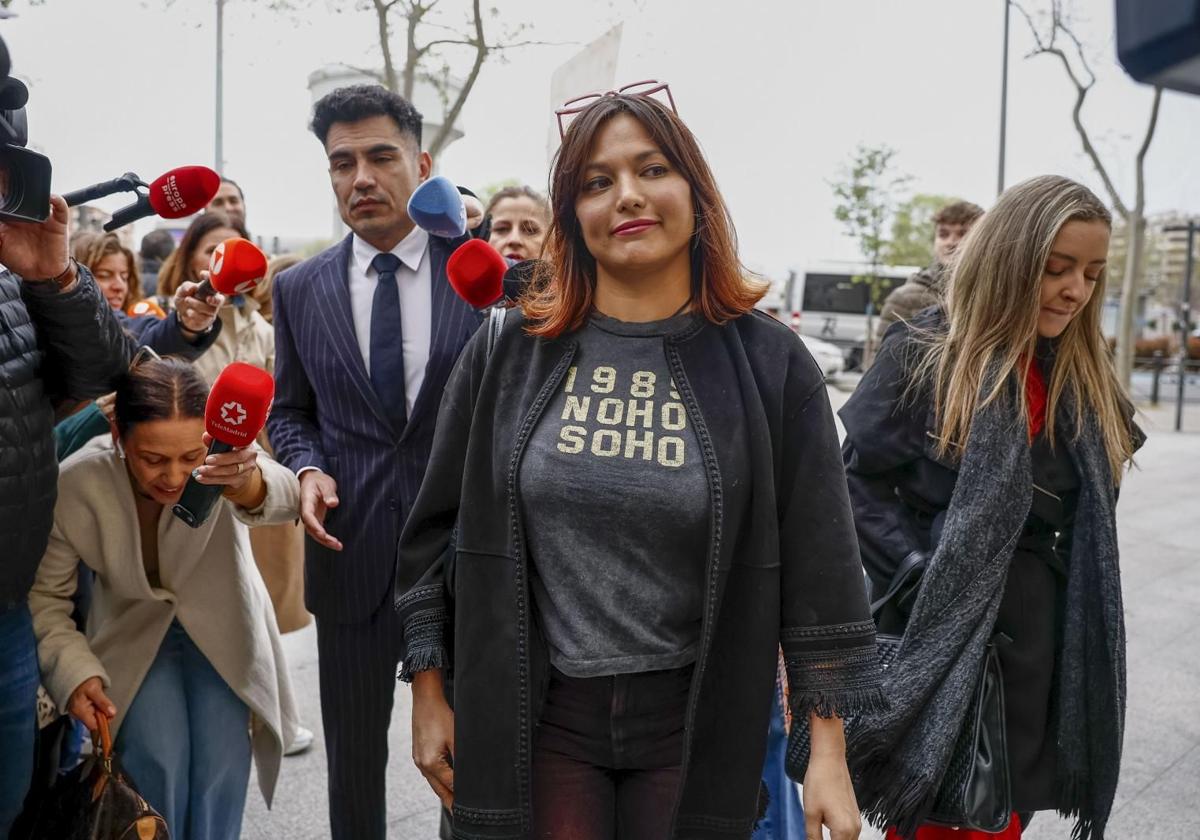 Elisa Mouliaá a su llegada a los juzgados de Plaza de Castilla en Madrid el pasado abril.