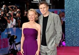 Pamela Anderson y Liam Neeson, enamorados: la última esperanza de amor maduro a los 50 en la que queremos creer