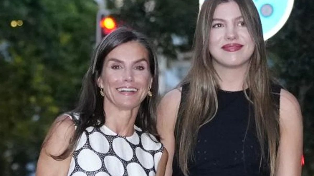 La salida sorpresa de la reina Letizia en Mallorca: se va al cine con un vestido de Carolina Herrera fluido y sandalias griegas