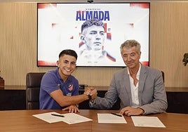 Miguel Ángel Gil, CEO del Atlético, junto a Thiago Almada, uno de los nuevos fichajes.
