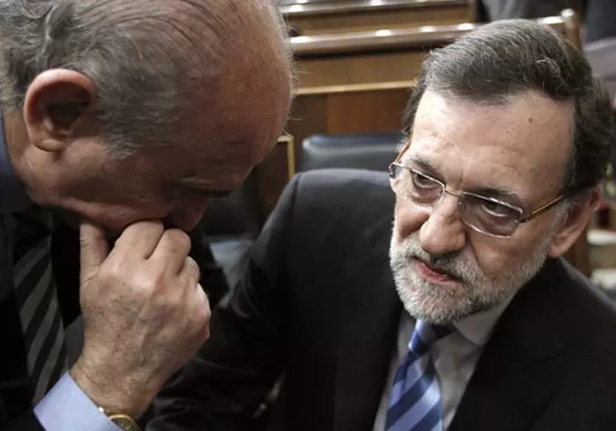 El exministro Jorge Fernández con el expresidente Mariano Rajoy en el Congreso