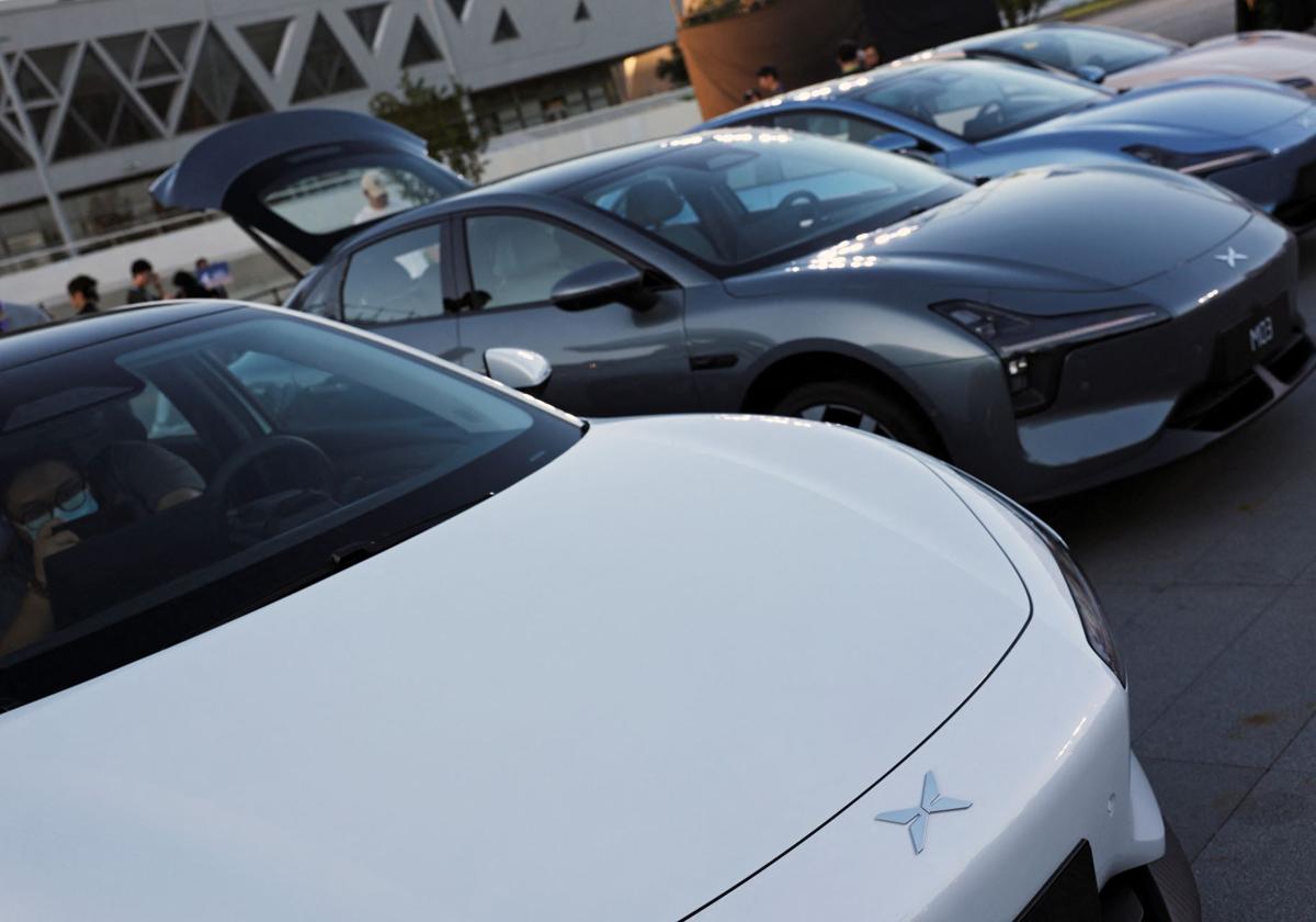Coches eléctricos en un concesionario